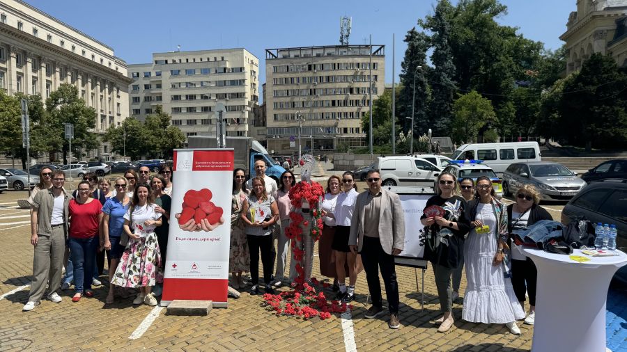 Полупразна кръвна банка и рози – ученици и ДА ДРВВЗ с призив за живот чрез кръводаряване